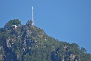 36 Zoom da La Torre sulla croce del Monte Zucco